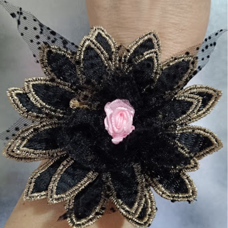 BRATARA NUNTA FLOARE NEAGRA DANTELA, TIUL SI TRANDAFIR ROZ BRATARA NUNTA FLOARE NEAGRA DANTELA, TIUL SI TRANDAFIR ROZ