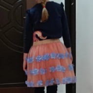 TUTU PIERSICA CU TREI RANDURI DE FLORI BLEO