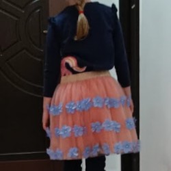 TUTU PIERSICA CU TREI RANDURI DE FLORI BLEO